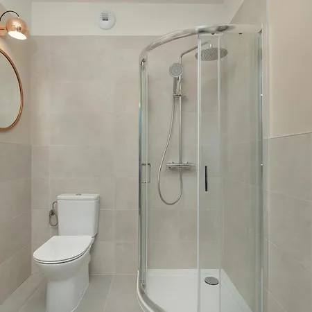 Comfortable In The Centre Of With Parking, & Gym By Renters *